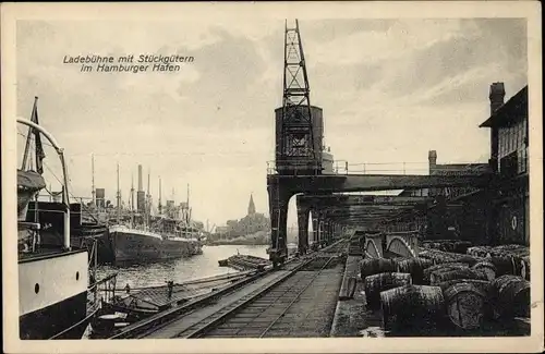 Ak Hamburg, Ladebühne mit Stückgütern im Hafen, Hafenkran, Fässer, Schiffe