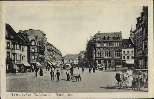 Ak St. Johann Saarbrücken im Saarland, Marktplatz, Passanten, Kinderwagen