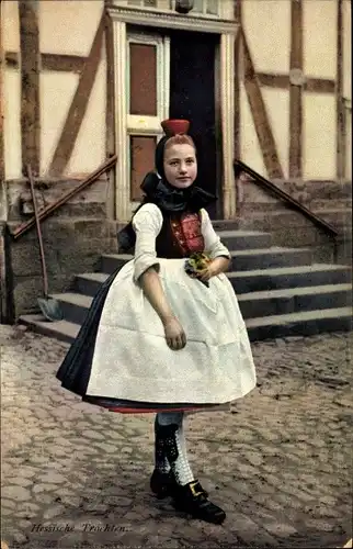 Ak Junges Mädchen in Hessischer Volkstracht am Haus