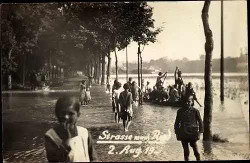Foto Ak Hochwasser, Straße nach Ried, 2. August 192..., Kinder