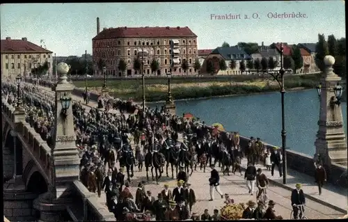 Ak Frankfurt an der Oder, Oderbrücke, Soldaten, Pferde, Häuser