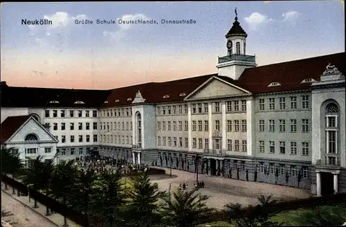 Ak Berlin Neukölln, Größte Schule Deutschlands, Donaustraße