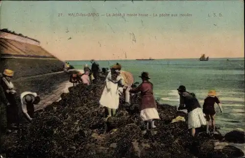 Ak Malo les Bains Nord, La Jetee a maree basse, La peche aux moules