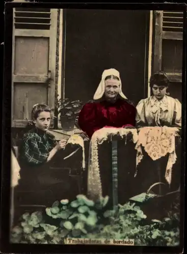 Foto Belgien, Trabajadoras de bordado, Spitzenklöpplerinnen in Trachten