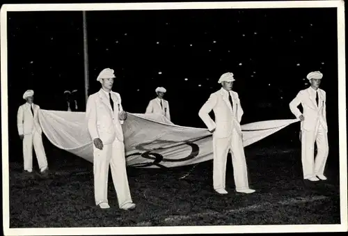 Sammelbild Olympia 1936, Einholung der olympischen Flagge durch deutsche Fünfkämpfer