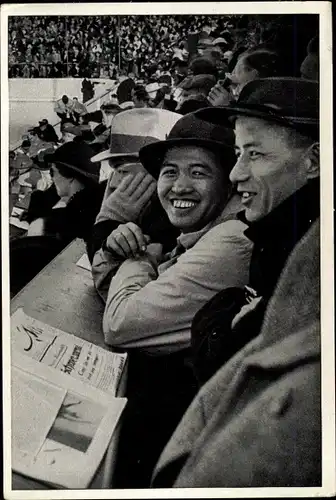 Sammelbild Olympia 1936, Japanische Sportjournalisten auf der Pressetribüne im Eisstadion