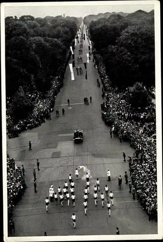 Sammelbild Olympia 1936, Staffel auf dem Weg zum Stadion im Tiergarten