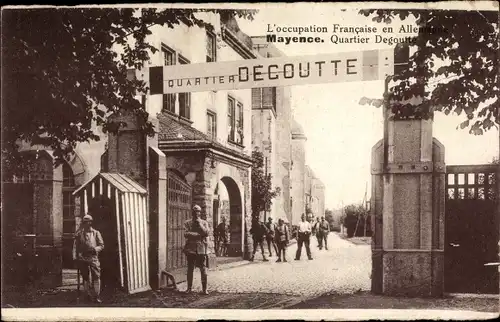 Ak Mainz am Rhein, Mayence, Kaserne Degoutte, Soldaten, Eingang