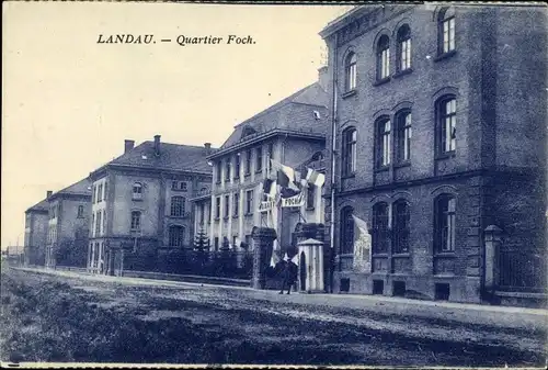 Ak Landau in der Pfalz, Quartier Foch, Außenansicht, Wache, Fahnen