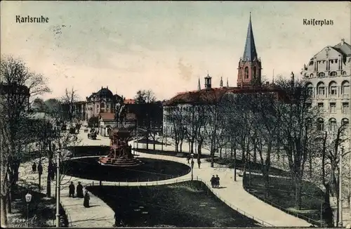 Ak Karlsruhe in Baden, Kaiserplatz, Denkmal, Kirchturm, Park, Passanten