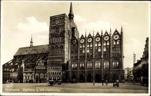 Ak Stralsund in Vorpommern, Blick auf Rathaus und Nikolaikirche