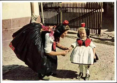 Ak Hessische Tracht, Mutter mit Kind, Die bunte Schwalm