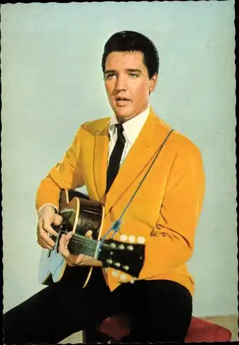 Ak Sänger und Schauspieler Elvis Presley, Portrait, Gitarre