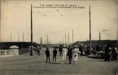 Ak Calais Pas de Calais, Avenue et le Pont conduisant a la Plage