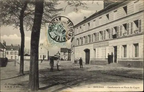 Ak Houdan Yvelines, Gendarmerie et Place du Cygne