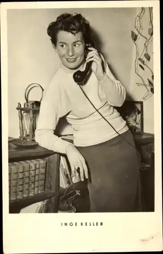 Ak Schauspielerin Inge Keller, Telefonhörer, Portrait