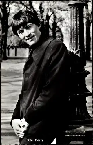 Ak Sänger Dave Berry lehnend an einer Laterne, Portrait