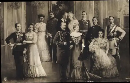 Ak Kaiserliche Familie, Kaiser Wilhelm II, Kaiserin Auguste Viktoria, Kronprinzenpaar, Liersch 1500