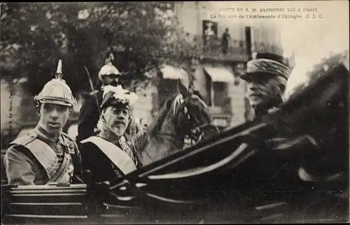 Ak Alfonso XIII, Alphonse XIII Roi d'Espagne, visite a Paris 1905, le Roi sort de l'Ambassade
