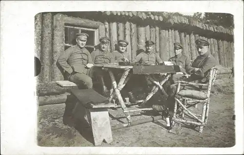Foto Ak Rogatschi b. Baranawitschy Baranowitschi Weißrussland, Inf. Regt. 219, Soldaten vor Holzhaus