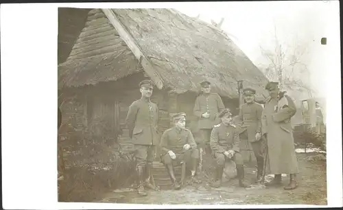 Foto Ak Rogatschi b. Baranawitschy Baranowitschi Weißrussland, Inf. Regt. 219, Soldaten vor Holzhaus