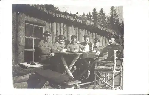 Foto Ak Rogatschi b. Baranawitschy Baranowitschi Weißrussland, Inf. Regt. 219, Soldaten vor Holzhaus
