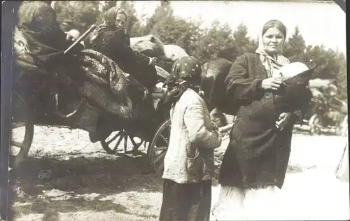 Foto Ak Russische Flüchtlinge, Frauen mit Kopftüchern, Baby, Pferdefuhrwerk, I. WK