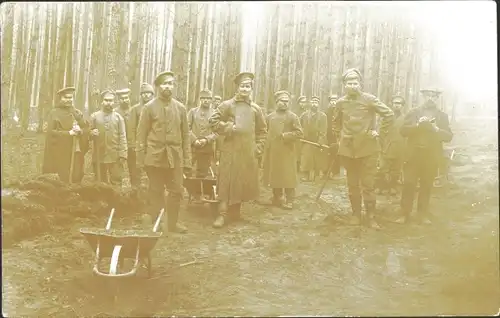 Foto Ak Kriegsgefangene, russische Soldaten bei der Zwangsarbeit, I. WK
