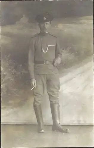Foto Ak Russischer Offizier in Uniform, Standportrait, Zigarette, 1917