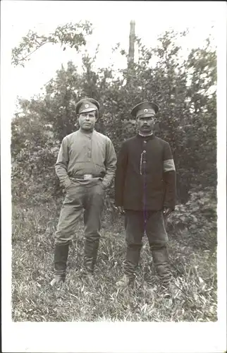 Foto Ak Zwei russische Soldaten in Uniform, Standportrait
