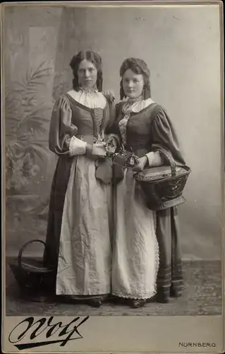 Kabinett Foto Zwei junge Frauen, Standportrait