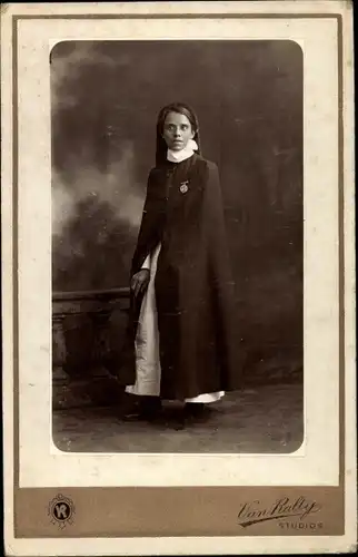 Kabinett Foto Englische Krankenschwester in Dienstuniform, Portrait