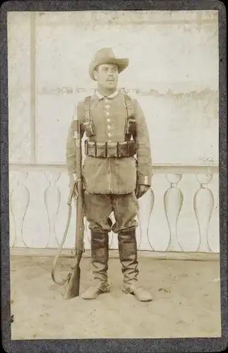 Kabinett Foto Soldat der Kolonialtruppen in Uniform, Portrait