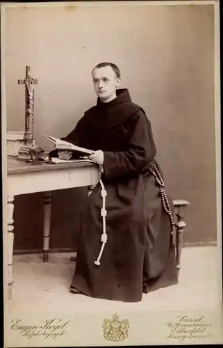 Kabinett Foto Mönch am Tisch, Geistlicher, Portrait