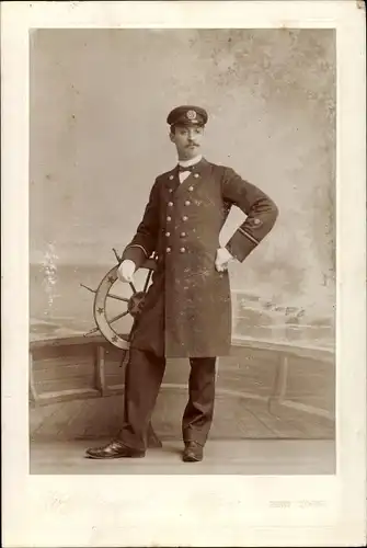 Kabinett Foto Deutscher Seemann, Kapitän in Uniform, Mantel, Steuerrad, Fotograf New York