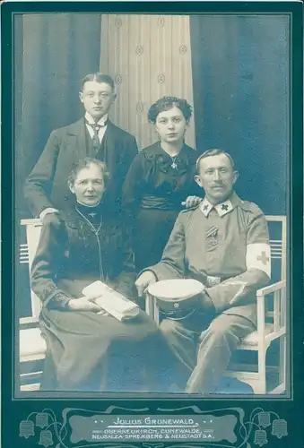Kabinett Foto Sanitäter der deutschen Armee in Uniform, Familienportrait