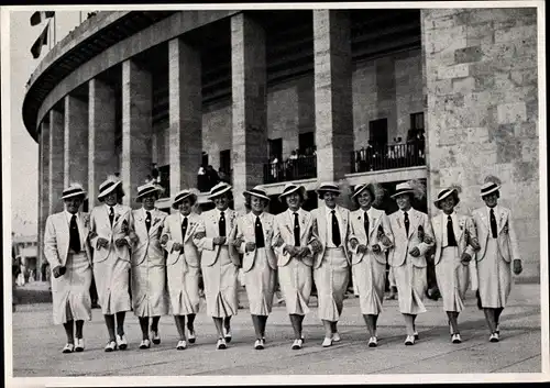 Sammelbild Olympia 1936, Ungarische Leichtathletinnen, Olympiastadion, Säulengang