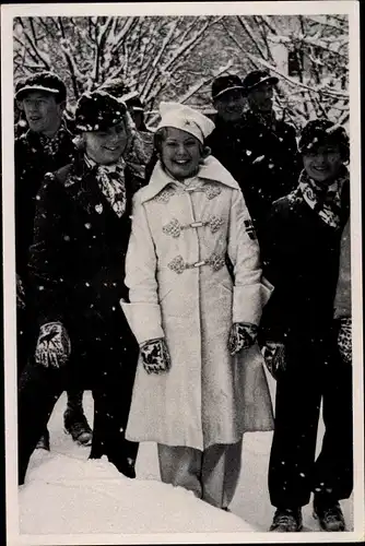 Sammelbild Olympia 1936, Olympische Winterspiele, Sonja Henie wartet vor dem Einmarsch ins Stadion