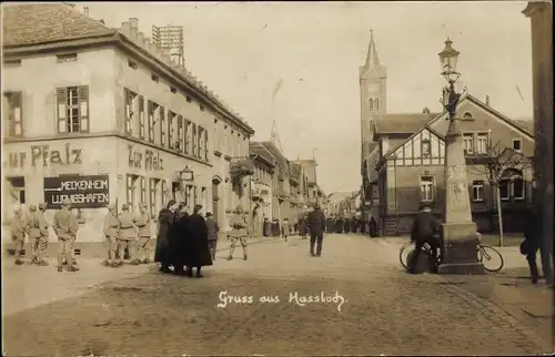 Foto Ak Haßloch Hassloch in der Pfalz, Gasthaus Zur Pfalz, Straßenpartie, Denkmal, französ. Soldaten