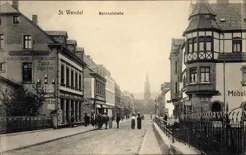 Ak St. Wendel im Saarland, Bahnhofstraße, Kolonialwarenhandlung, Kirche