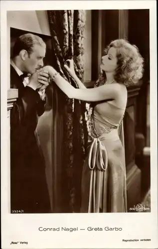 Ak Schauspieler Conrad Nagel und Greta Garbo, Filmszene