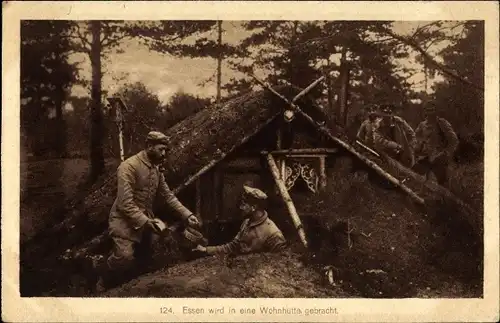 Ak Deutsche Soldaten in Uniformen, Essen wird in eine Wohnhütte gebracht, I WK
