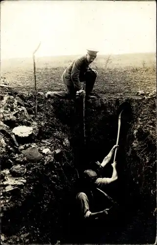 Foto Ak Deutsche Soldaten beim Bau eines Schützengraben, I WK