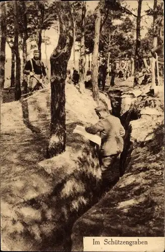 Ak Deutsche Soldaten in Uniformen im Schützengraben, I WK
