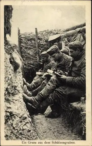 Ak Deutsche Soldaten im Schützengraben schreiben Feldpostbriefe, I WK