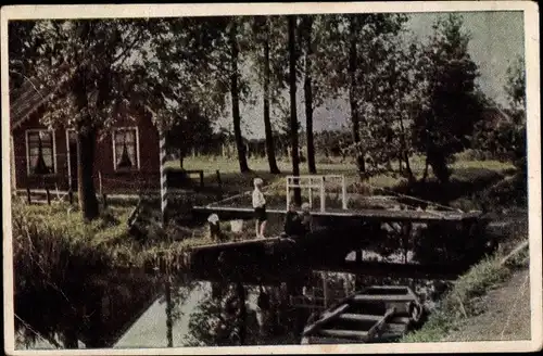 Ak Mooi Nederland, Niederlande, Kinder an Wasser, Brücke, Kahn, Hütte