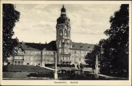 Ak Neustrelitz in Mecklenburg, Schloss, Außenansicht