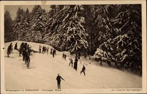 Ak Oberhof im Thüringer Wald, Wintersport, am kleinen Sprunghügel, Skifahrer