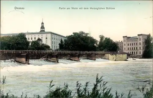 Ak Dessau in Sachsen Anhalt, Partie am Wehr mit dem Herzoglichen Schloss