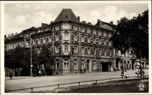 Ak Zittau in Sachsen, Hotel Reichshof, Passanten